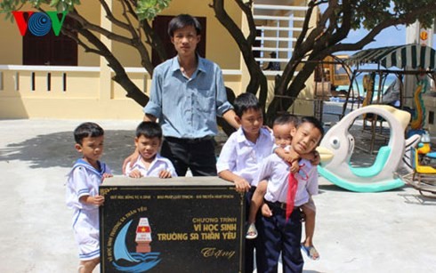 Warm feelings between teachers & students in Truong Sa archipelago - ảnh 1